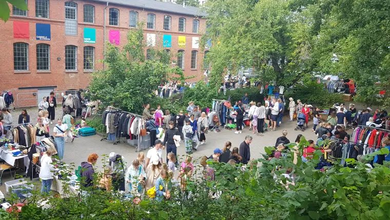 Flohmarkt auf dem Hof, Goldbekhaus - Hamburg (1/2) Flohmarkt auf dem Hof, Goldbekhaus - Hamburg (1/2)